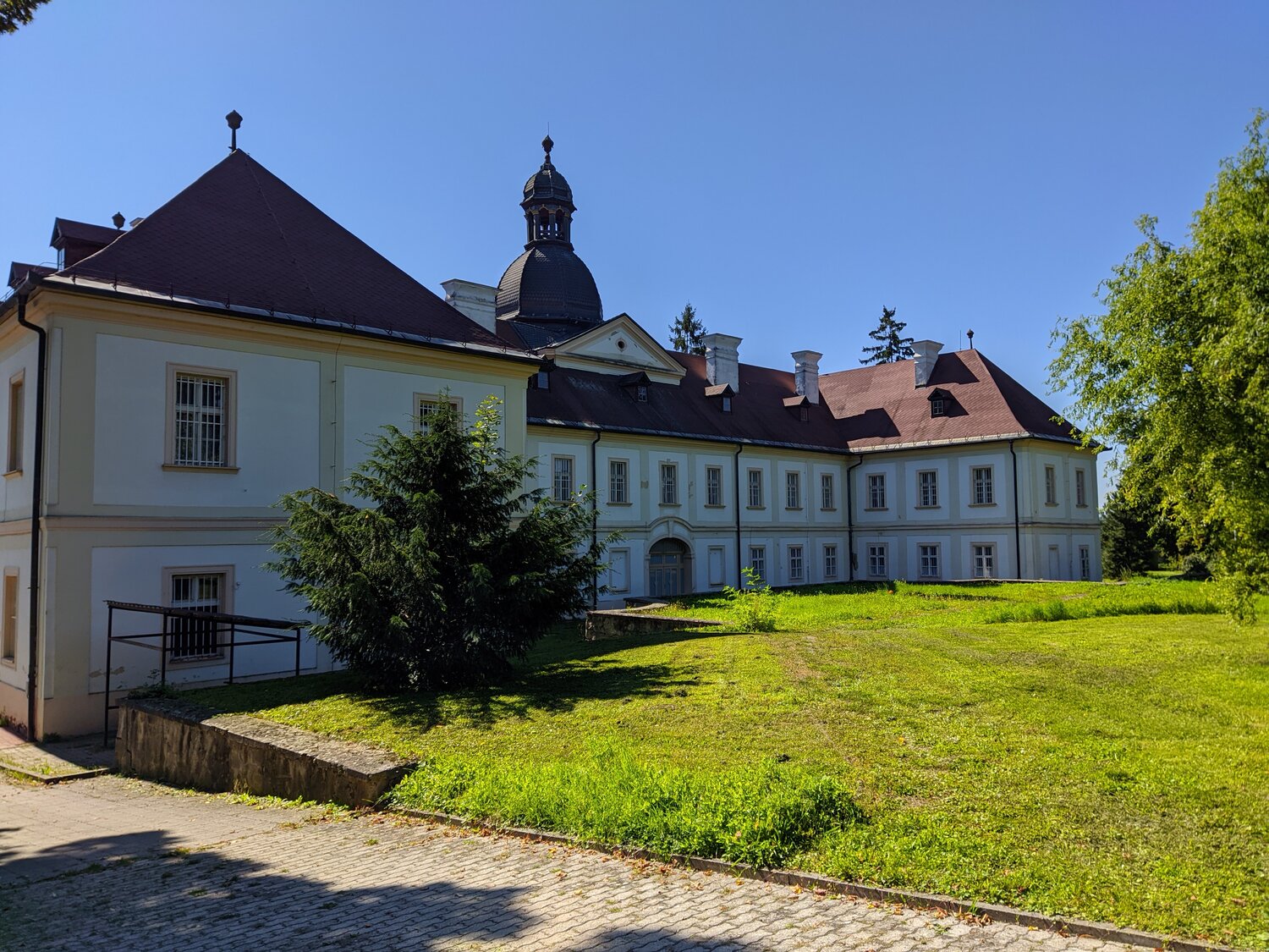 Pohľad druhý na kaštieľ v súčasnosti