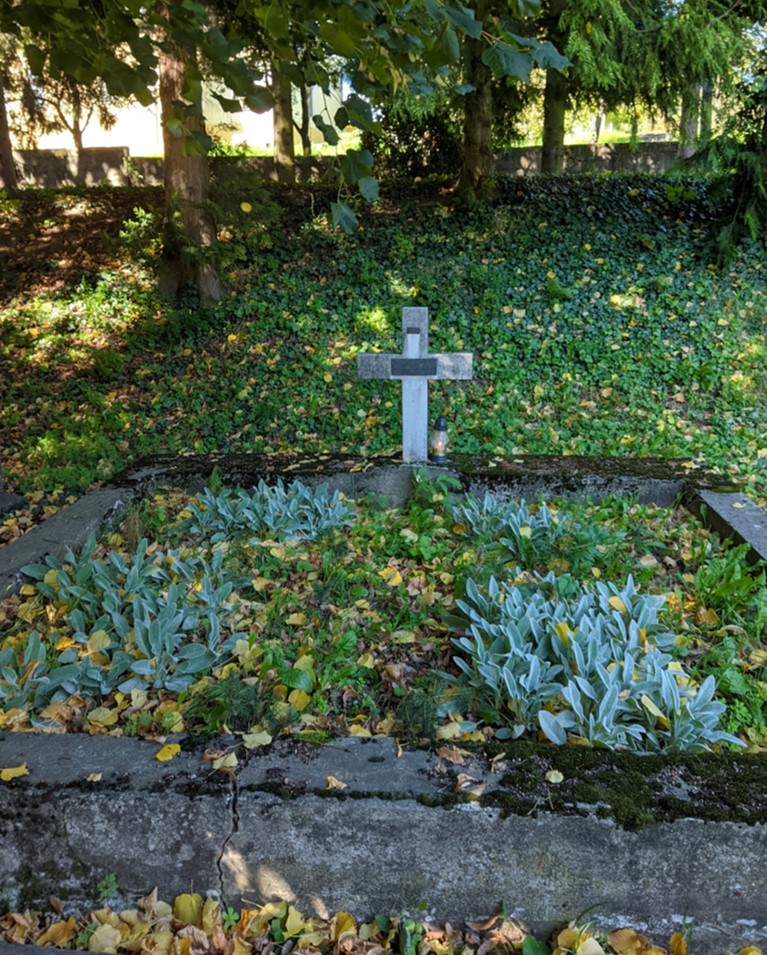 Miesto posledného odpočinku oboch manželiek grófa Christopha Sizzo von Noris na cintoríne v Adamovských Kochanovciach