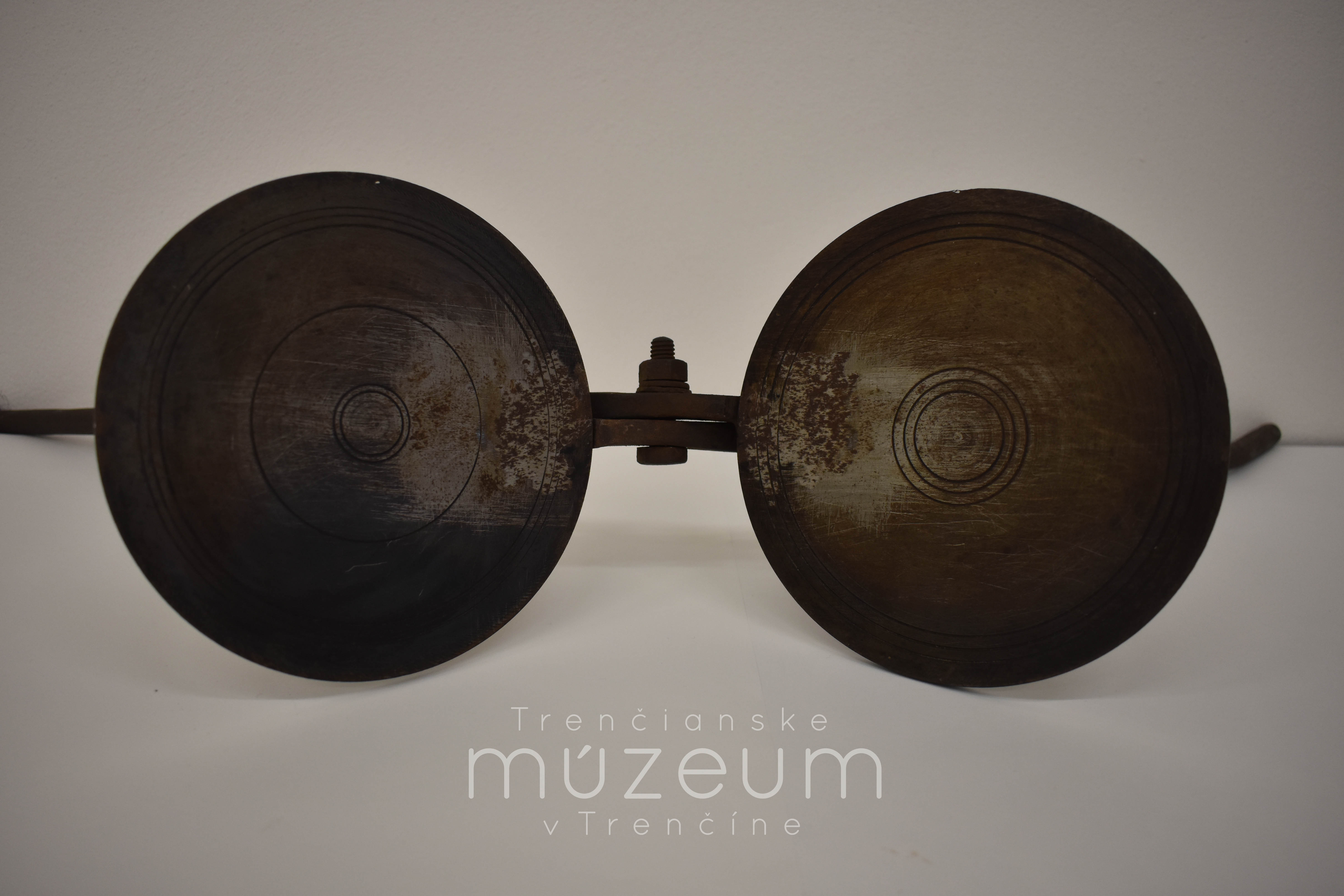 Obr. č. 3 a obr. 4: Oblátnice, „železá“ z 19. storočia. Objekty spravuje Trenčianske múzeum v Trenčíne. (foto: M. Cipovová)