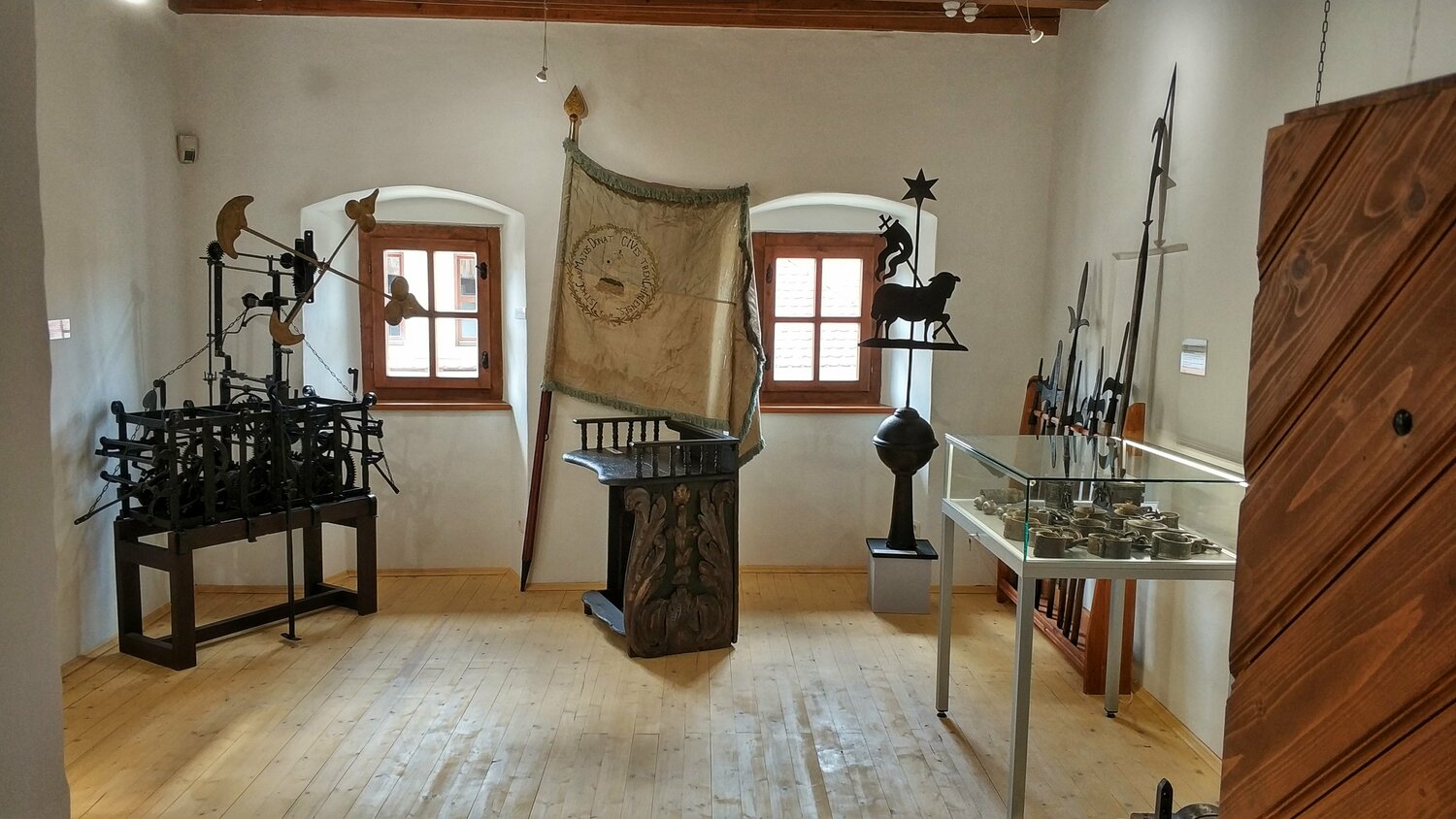 Expozícia v Katovom dome s hodinovým strojom z mestskej veže