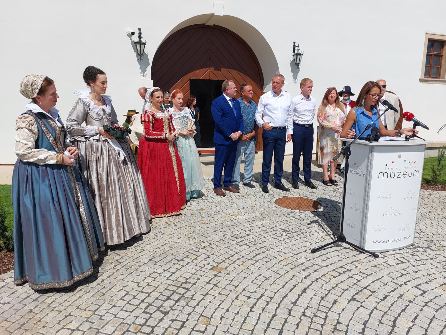symbolické prestrihovanie pásky _sprístupnenie záhrady verejnosti