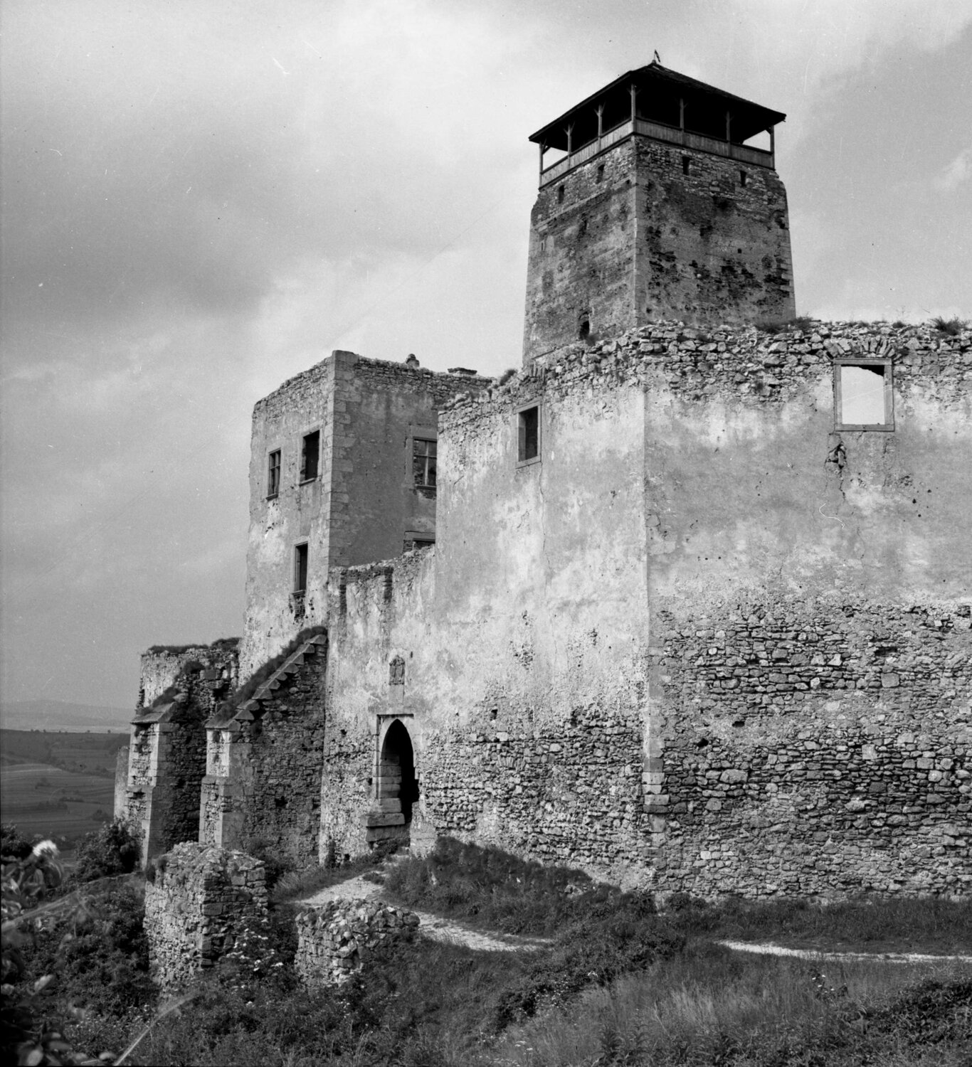 Obr. č. 1: Horný hrad s torzom paláca rodu Zápoľských a Matúšovou vežou, Trenčiansky hrad, I. polovica 20. storočia. Zdroj: Trenčianske múzeu v Trenčíne