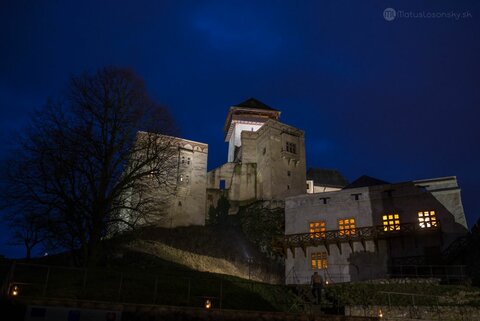 Trenčiansky hrad sa opäť zahalí do tmy počas Hodiny Zeme