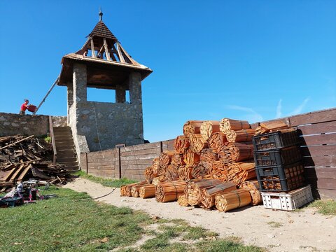 Výmena drevených šindľov na objektoch Trenčianskeho hradu 