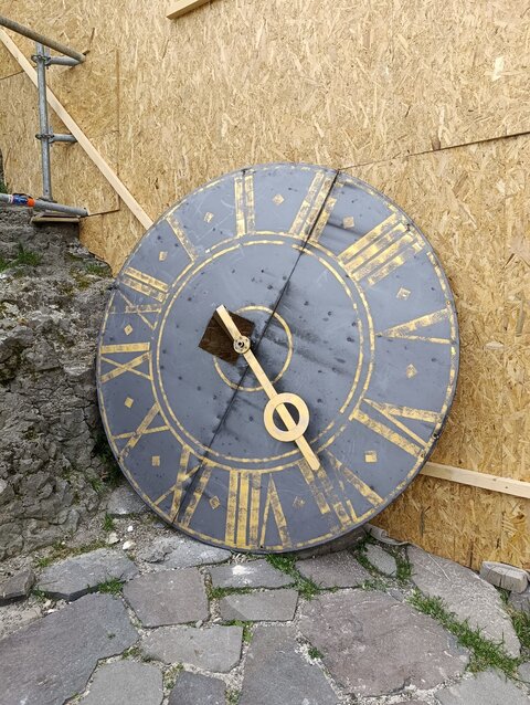 Hodiny na Hodinovej (Matejovej) veži Trenčianskeho hradu boli demontované čaká ich rekonštrukcia