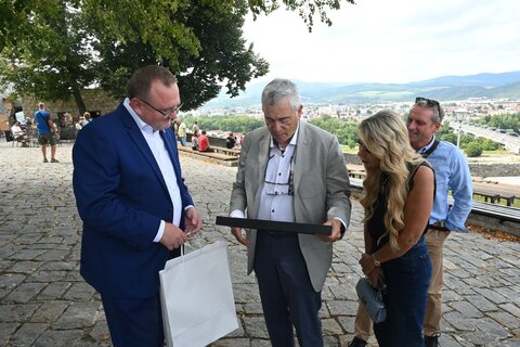 Bývalý veľvyslanec USA Ronald N. Weiser sa po dvoch desaťročiach vrátil na Trenčiansky hrad