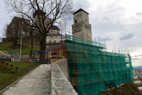 Rekonštrukcia administratívnej budovy na Trenčianskom hrade napreduje.