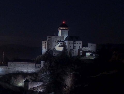 Trenčiansky hrad sa opäť zahalí do tmy počas Hodiny Zeme