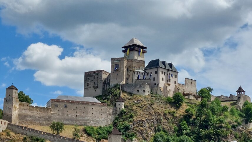 OZNAM: o skrátených otváracích hodinách a o úprave cenníka Trenčianskeho hradu dňa 6.9.2023