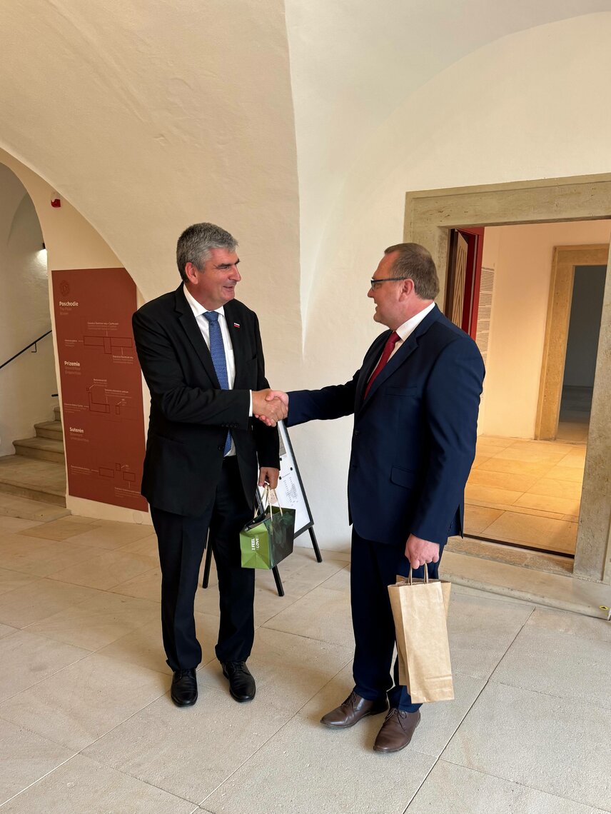 Pán veľvyslanec Stanislav Raščan sa spolu s riaditeľom  Trenčianskeho múzea v Trenčíne Mgr. Petrom Martiniskom stretli v Draškovičovom kaštieli 