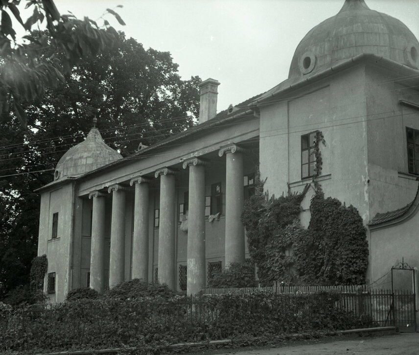 Kaštieľ v Zemianskom Podhradí bol v 18. a 19. storočí významným centrom spoločenského a kultúrneho života miestnej šľachty.