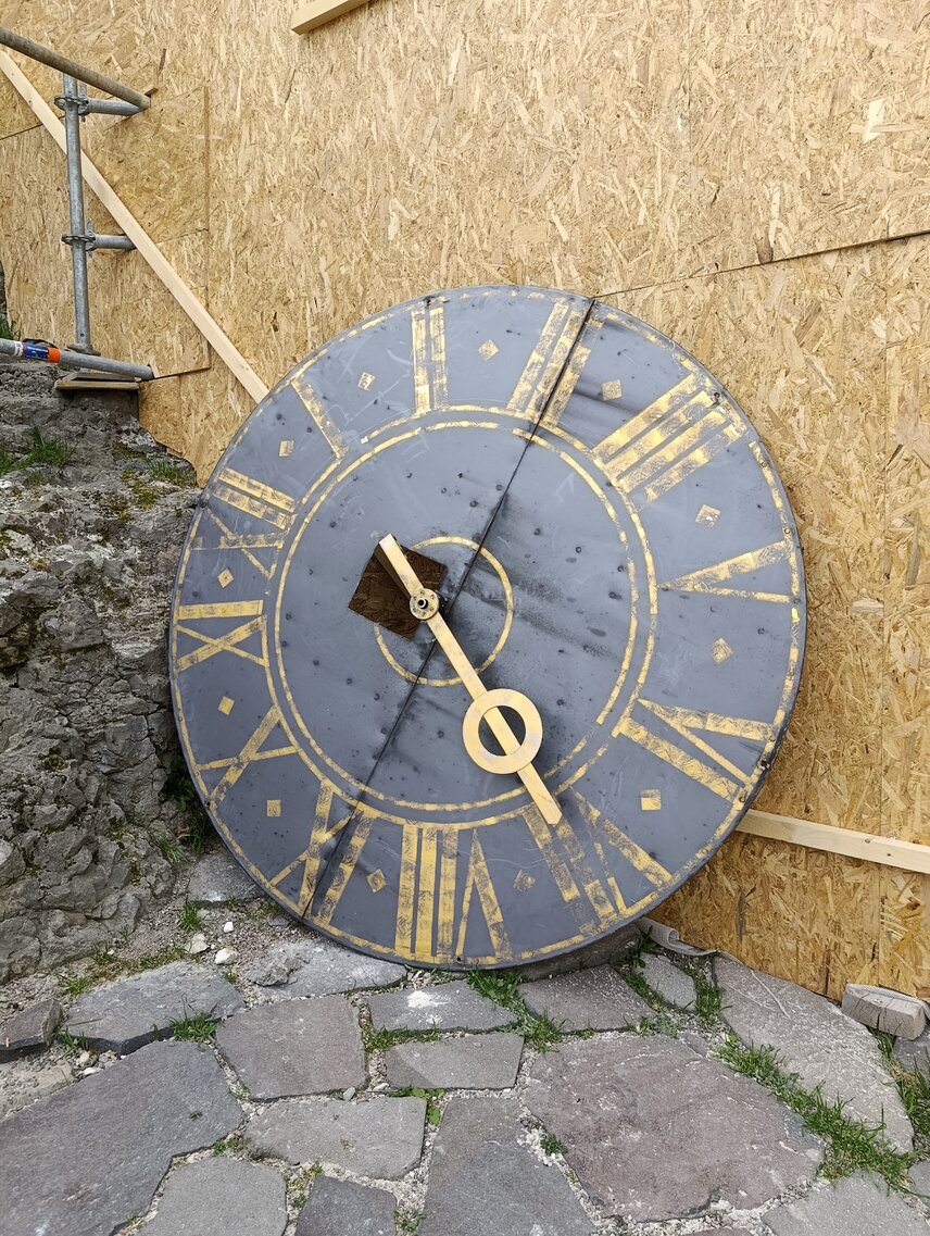 Hodiny na Hodinovej (Matejovej) veži Trenčianskeho hradu boli demontované čaká ich rekonštrukcia