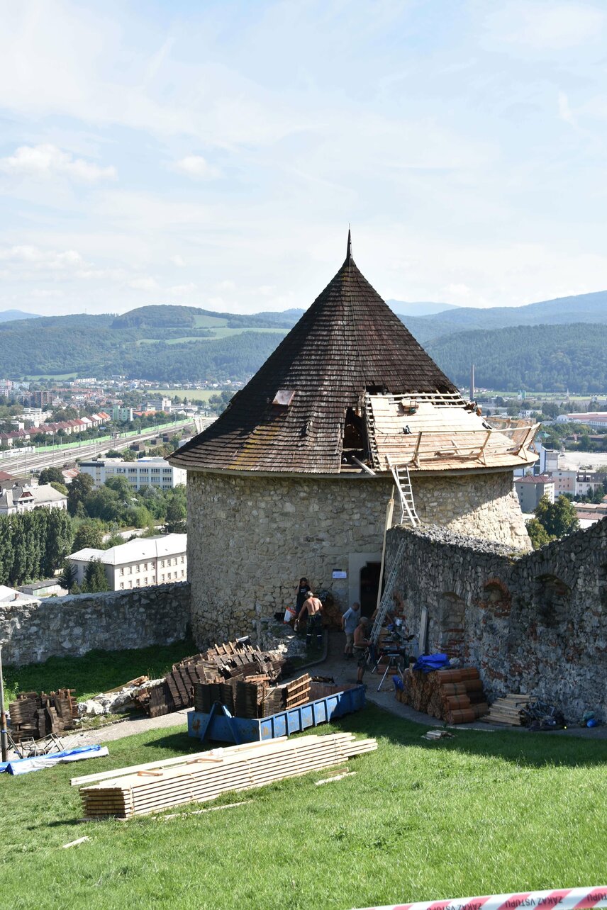 Rekonštrukcia strechy na hladomorni Trenčianskeho hradu