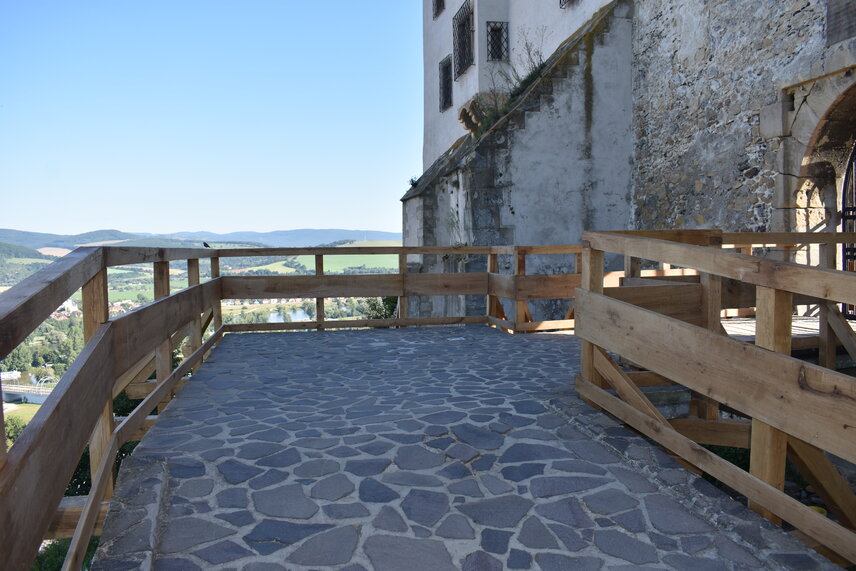 Výmena dreveného zábradlia na mostíku pred štvrtou hradnou bránou