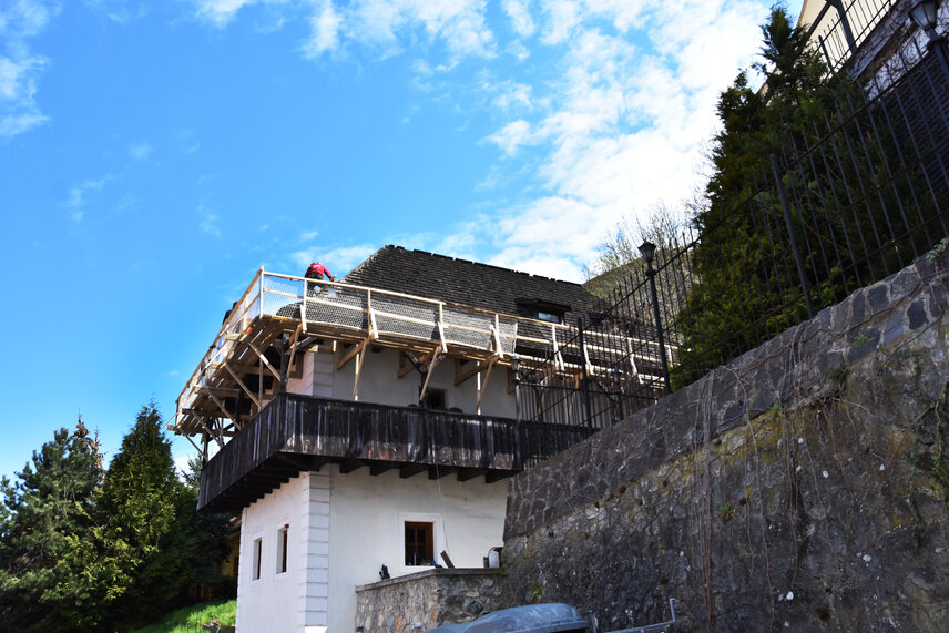 Rekonštrukcia strechy a ochodze na Katovom dome