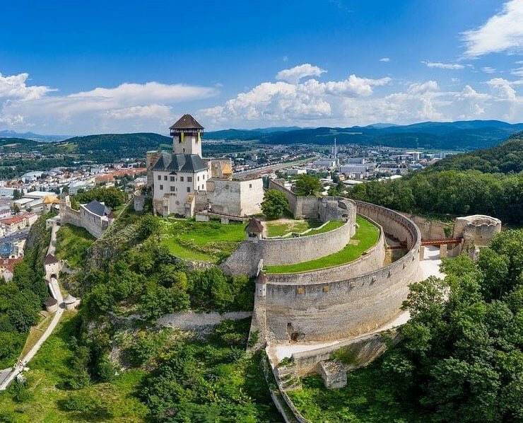 Oznam o skrátení otváracích hodín hradu