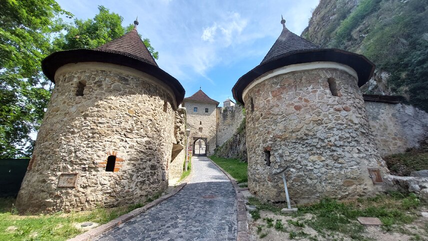 OZNAM: Prístupové trasy na Trenčiansky hrad sú v bežnom režime