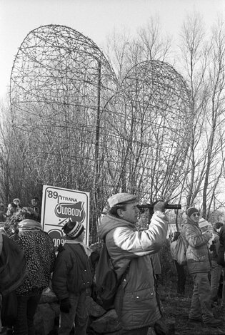 Fotogaléria k blogu  17. november - pocta slobode - Pi7_Image_JnLrinczPochodBratislavaHainburg10.december1989.zverejnennastrnkehttps1989.sng.skahoj-europa