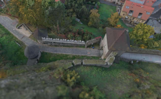 3d model hradu - Prvá brána_Trenčiansky hrad V_pohľad na bašty a lastovičie cimburie