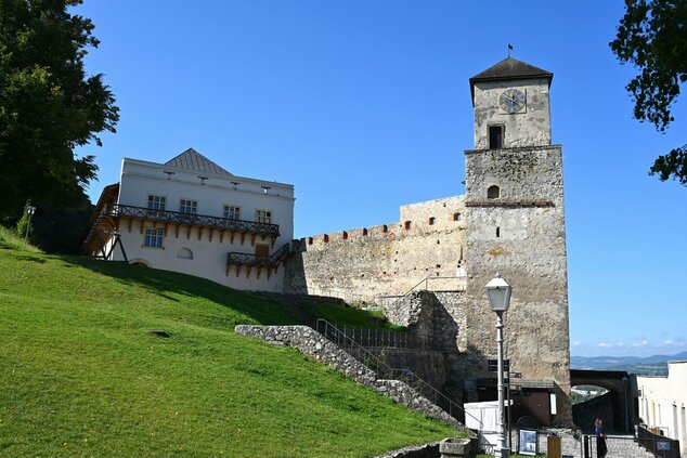 Krajská dominanta sa môže pochváliť zrekonštruovaným amfiteátrom - Pohľad na kasáreň a hodinovú vežu