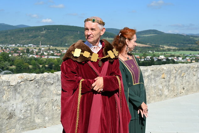 Krajská dominanta sa môže pochváliť zrekonštruovaným amfiteátrom - Zamestnanci hradu v ilustračnom dobovom oblečení