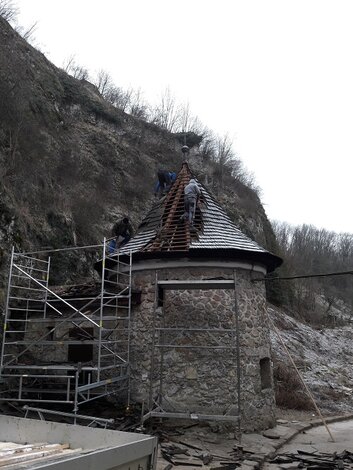 Oprava strechy pokladne trenčianskeho hradu - 20161206_090921