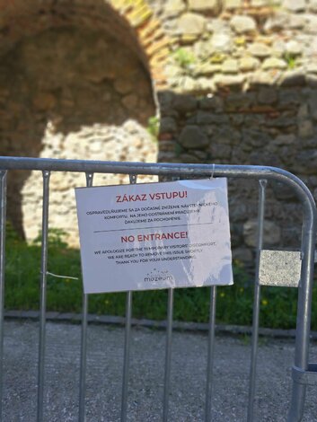 Trenčiansky hrad sa pripravuje na rok 2026, začala sa obnova parkanového múru - Aktuálne značená obchádzka vybraných objektov_1