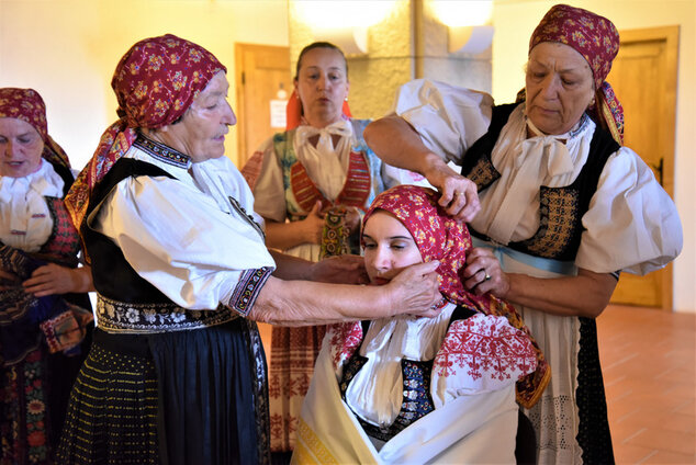 Vernisáž výstavy aký kroj, tak sa stroj - Aky kroj tak sa stroj_vernisaz foto_7.6 (16)