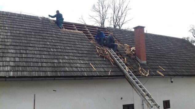 Výmena strešnej krytiny na rodnom dome ľudovíta štúra  a alexandra dubčeka v uhrovci - 20210406_112947