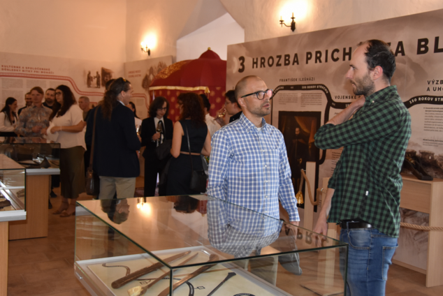 Výstava moháč a jeho odkaz na trenčianskom hrade - Moháč a jeho odkaz_ hostia počas vernisáže, Barborin palác, Trenčiansky hrad (Peter Martinák, riaditeľ Verejnej knižnice Michala Rešetku, Trenčín a Erik Stopka z MY Trenčín)