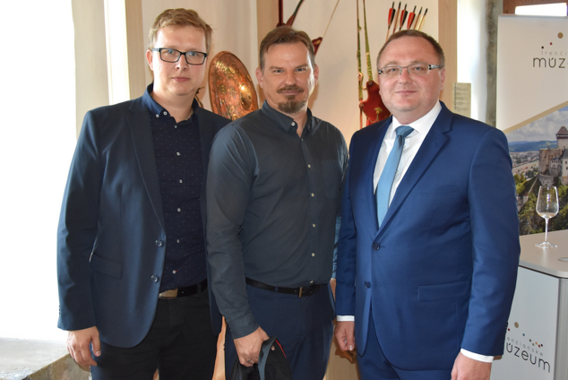 Výstava moháč a jeho odkaz na trenčianskom hrade - Tomáš Michalík a Peter Martinisko (vedenie Trenčianskejo múzea, zľava), v strede Dalibor Mikulík, riaditel Ľubovnianskeho múzea