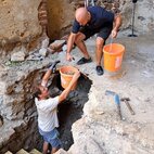 Archeologický výskum v krypte pod panskou kaplnkou - Vyberanie sutiny z krypty