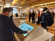 Digitálna bádateľna na Trenčianskom hrade - Návštevníci Trenčianskeho hradu pri prezeraní si obsahu digitálnej bádateľne, Trenčiansky hrad