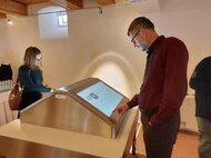 Digitálna bádateľna na Trenčianskom hrade - Obsah digitálnej bádateľne prezentuje zbierkové predmety Trenčianskeho múzea v Trenčíne, na fotografii zástupcovia Muzeum regionu Valašsko pri slávnostnom prezentovanáí projektu, Trenčiansky hrad