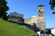 Krajská dominanta sa môže pochváliť zrekonštruovaným amfiteátrom - Pohľad na kasáreň a hodinovú vežu