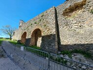 Trenčiansky hrad sa pripravuje na rok 2026, začala sa obnova parkanového múru - Vybrané_hradné_objekty_poškodený_múr_za_treťou_hradnou_bránou_6