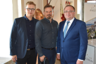 Výstava moháč a jeho odkaz na trenčianskom hrade - Tomáš Michalík a Peter Martinisko (vedenie Trenčianskejo múzea, zľava), v strede Dalibor Mikulík, riaditel Ľubovnianskeho múzea