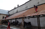 Oprava strechy na externej expozícii v kúrii Ambrovec v Beckove