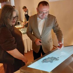 Mgr. Peter Martinisko, riaditeľ Trenčianskeho múzea v Trenčíne a Ing. Martina Lamačková, predsedníčka Euroregiónu Bílé-Biele Karpaty pri slávnostnom otvorení digitálnej bádateľne, Trenčiansky hrad