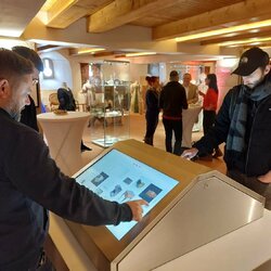 Návštevníci Trenčianskeho hradu pri prezeraní si obsahu digitálnej bádateľne, Trenčiansky hrad