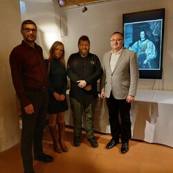 Riaditeľ Trenčianskeho múzea v Trenčíne Mgr. Peter Martinisko a zástupcovia cezhraničného partnera Muzeum regionu Valašsko zástupca riaditeľa RNDr. Lukáš Spitzer PhD. a historici Mgr. Ivana Spitzer Ostranská a MP – kópia