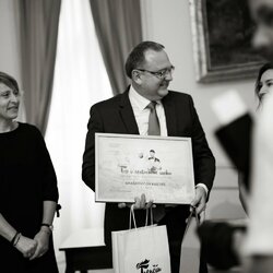 Riaditeľ Trenčianskeho múzea v Trenčíne Peter Martinisko, po jeho pravej ruke Barbora Babjaková, riaditeľka Oblastnej organizácie cestovného ruchu Región Považie, po jeho ľavej ruke Klaudia - Moško Cvancigerová, správkyňa Draškovičovo kaštieĺa v Čachticiach