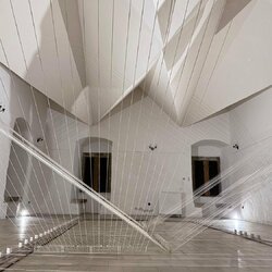 Inštalácia Barborina niť s odkazom na zaniknutú Merinu  v Barborinom paláci