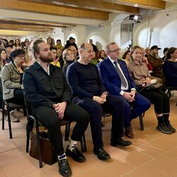 (Sprava): Peter Martinisko, riaditeľ Trenčianskeho múzea v Trenčíne, Richard Rybníček, primátor mesta Trenčín a Stanislav Krajči, riaditeľ Kreatívneho inštitútu Trenčín počas vernisáže v priestoroch kasárne na Trenčianskom hrade