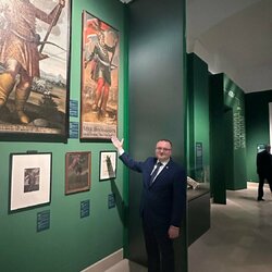 Mr. Petra Martinisko riaditeľ Trenčianskeho múzea v Trenčíne pri vystavenom obraze