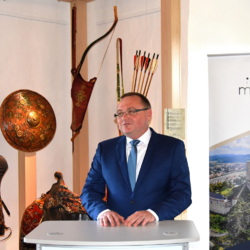 Peter Martinisko, riaditeľ Trenčianskeho múzea v Trenčíne pri príhovore na vernisáži výstavy Moháč a jeho odkaz